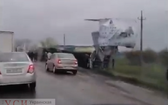 Под Одессой на мокрой трассе перевернулась фура (видео) «фото»