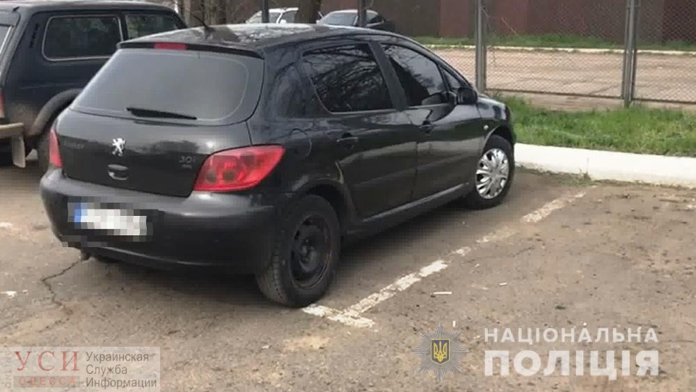 Полиция: под Одессой “гастролер” залез в незапертую машину и украл 800 тысяч гривен (фото) «фото»