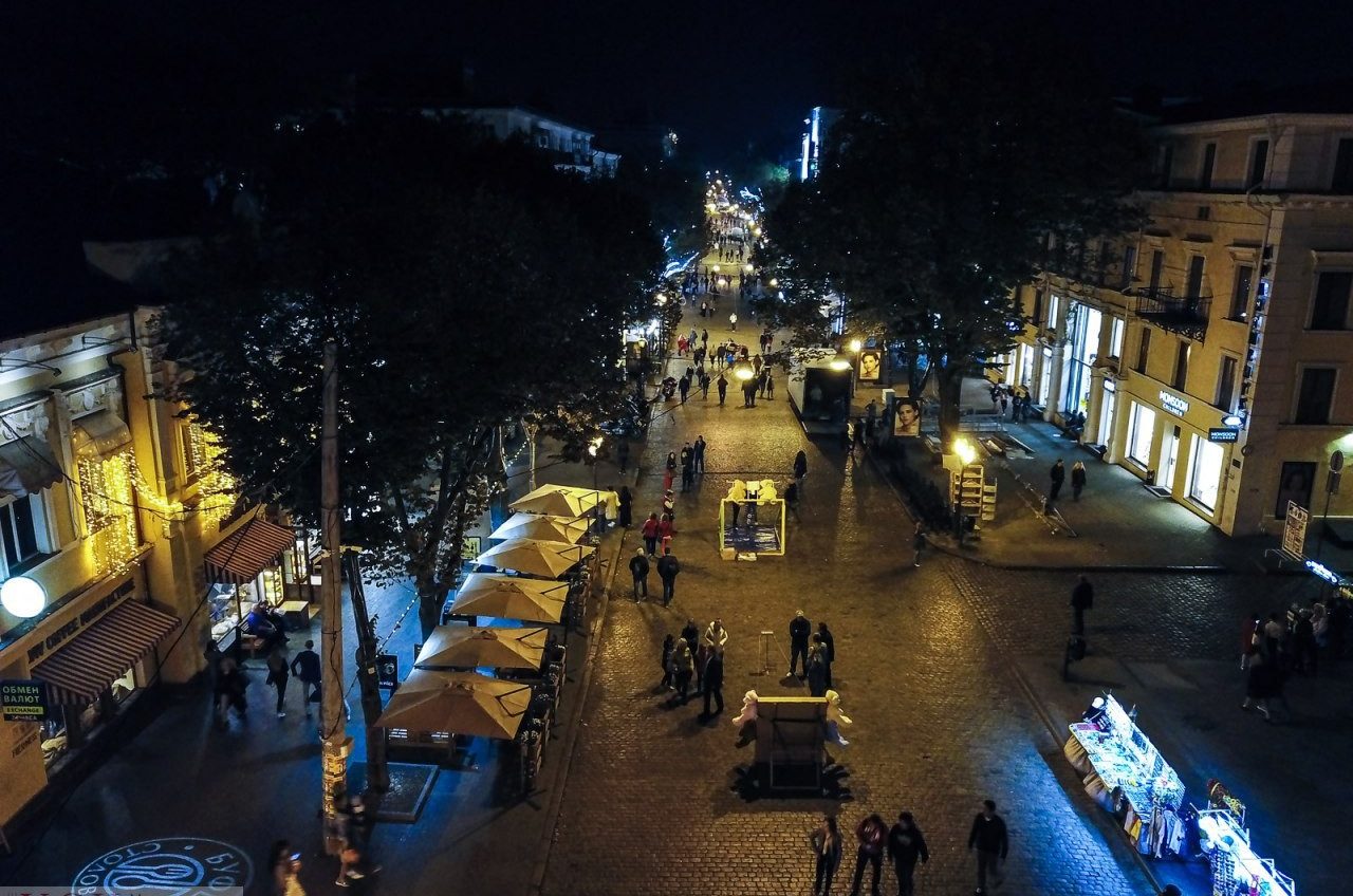 Ночная Дерибасовская: яркая вечерняя жизнь главной улицы Одессы (таймлапс) «фото»
