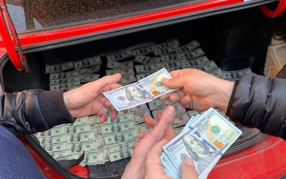 Чиновник Одесской таможни погорел на взятке в 300 долларов (фото) «фото»