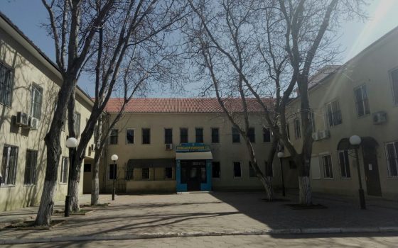 В Одессе уже месяц не могут рассмотреть дело прокурора, которого подозревают в присвоение квартиры умершей женщины: заседание опять перенесли «фото»