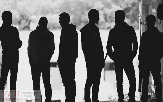 В Одессе посадили в тюрьму главаря банды подростков: он воровал мороженое и велосипеды и избивал людей, угрожая пистолетом «фото»