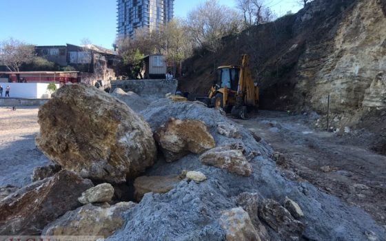 Частник перекопал весь пляж возле “Санторини” (фото) «фото»