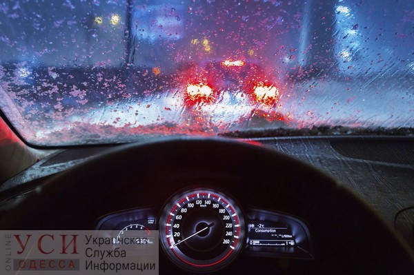 Дождь и плохая видимость на дороге стали причиной аварий и пробок в Одессе «фото»