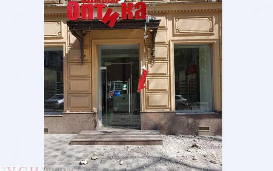В центре Одессы обвалился элемент фасада, задев магазин оптики (фотофакт) «фото»