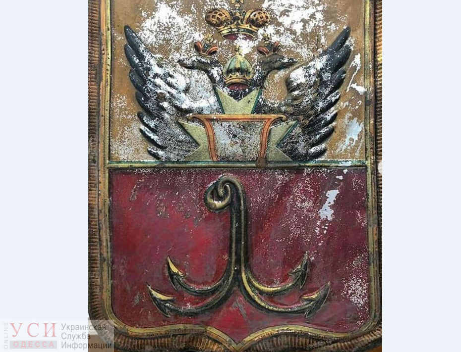 Под крышей дома Руссова нашли дореволюцинный герб Одессы «фото»
