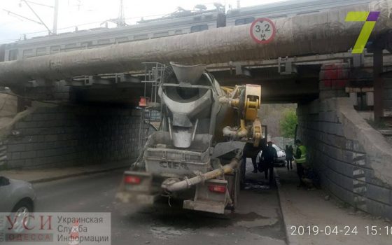 В Одессе под мостом застряла бетономешалка (фото, видео) «фото»