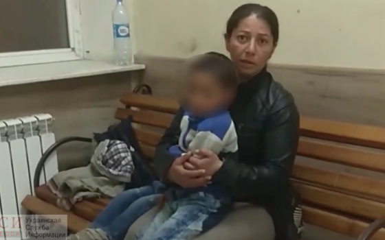 Служба по делам детей не сработала: у задержанной ночью матери-попрошайки не смогли забрать больных детей (видео) «фото»