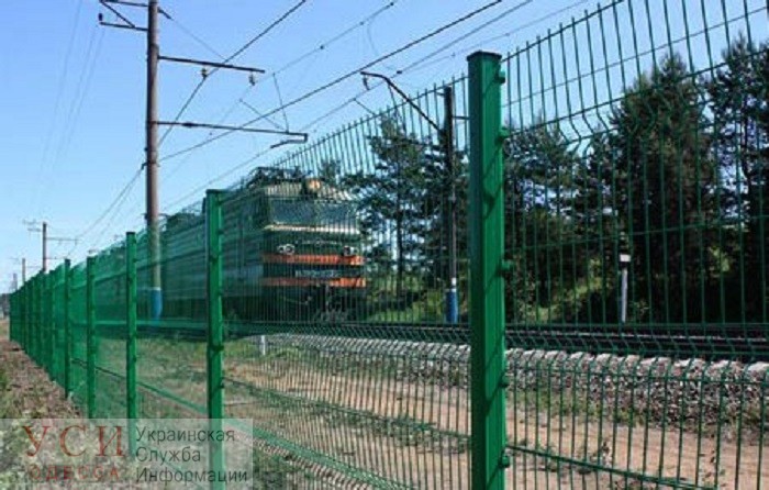 Вдоль железнодорожных путей Украины построят специальные ограждения «фото»