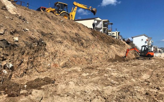 Захват пляжа на 411-й батарее: участок песка пытались застроить “рыбаки-любители” (фото) «фото»