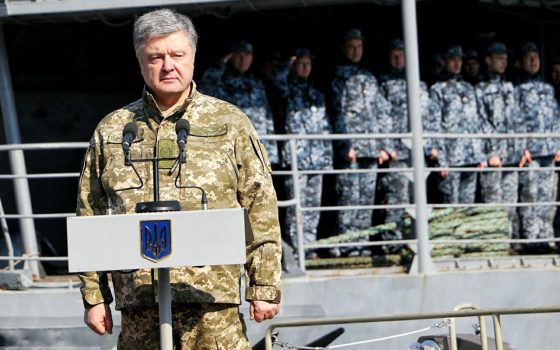 В Одессу прибыл президент Петр Порошенко, чтобы встретиться с военными моряками и семьями пленных (фото, трансляция) «фото»