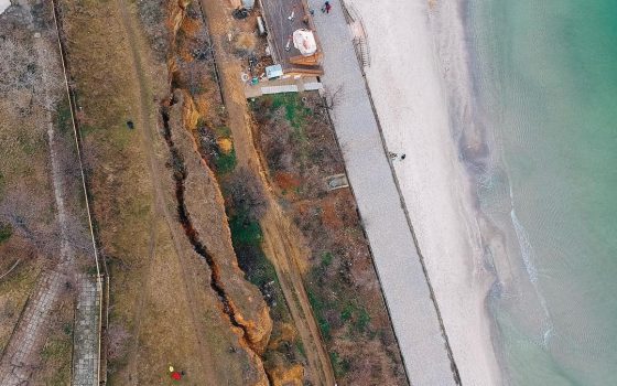 Трещина в склоне на Золотом берегу стала еще шире – высока угроза обвала «фото»