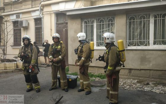 В центре Одессы загорелся подвал жилого дома: из огня пытаются спасти бездомных (фото, видео) «фото»