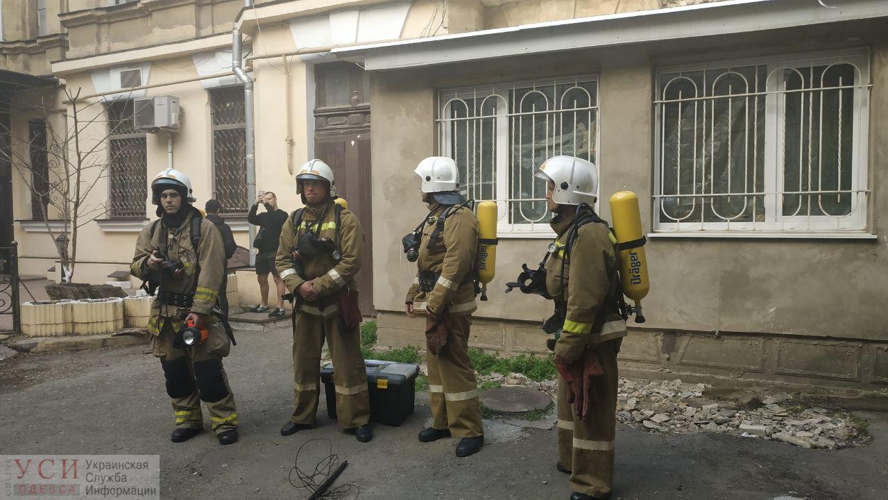 В центре Одессы загорелся подвал жилого дома: из огня пытаются спасти бездомных (фото, видео) «фото»