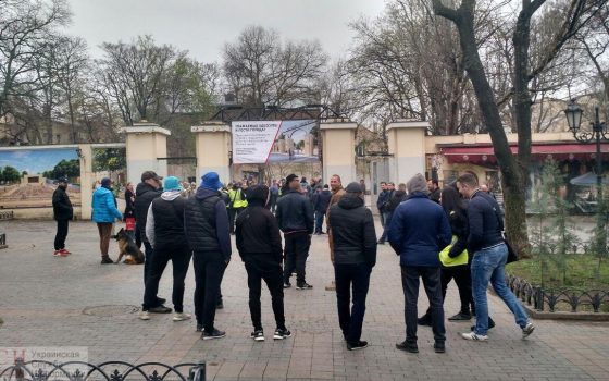 Из Летнего театра вывозят скамейки: приехавшие рабочие называют это благоустройством, активисты говорят о захвате (фото, трансляция) ОБНОВЛЯЕТСЯ «фото»