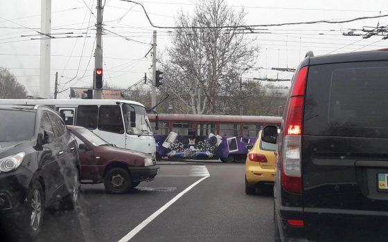 На 5-й станции Фонтана большая пробка из-за ДТП: грузовик столкнулся с легковым авто на трамвайных путях (фото) «фото»