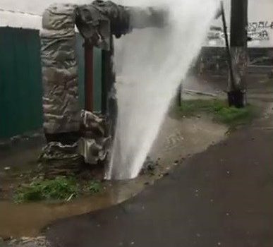 Из под земли на Черемушках начал бить мощный фонтан воды (видео) ОБНОВЛЕНО «фото»