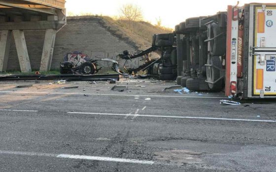 На трассе “Киев-Одесса” столкнулись три фуры, образовав пробку (фото, видео) «фото»