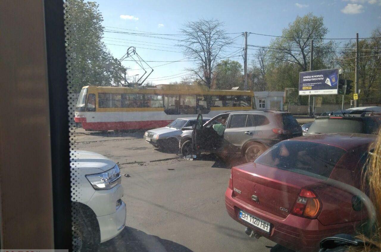 ДТП на Люстдорфской дороге: авто влетело в трамвайную остановку (фото) ОБНОВЛЕНО «фото»