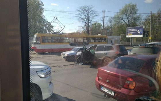 ДТП на Люстдорфской дороге: авто влетело в трамвайную остановку (фото) ОБНОВЛЕНО «фото»