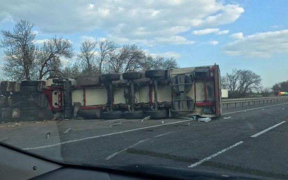 На трассе Одесса-Киев до сих пор не убрали фуру после тройного ДТП, которое произошло в час ночи (фото) «фото»