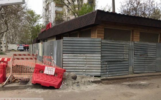 Жители дома на Черемушках планируют перекрывать дорогу: они возмущены забором, что появился за полчаса (фото) «фото»