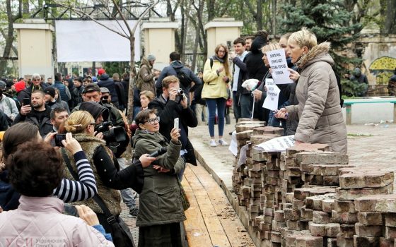 В Летнем театре прошла акция протеста: стычки, угрозы и попытки подкупа (фото, трансляция) ОБНОВЛЕНО «фото»