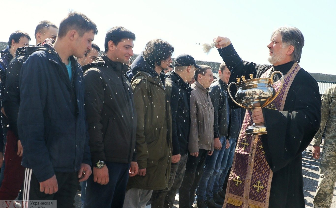 В армию призвали более ста парней из Одессы (фото) «фото»