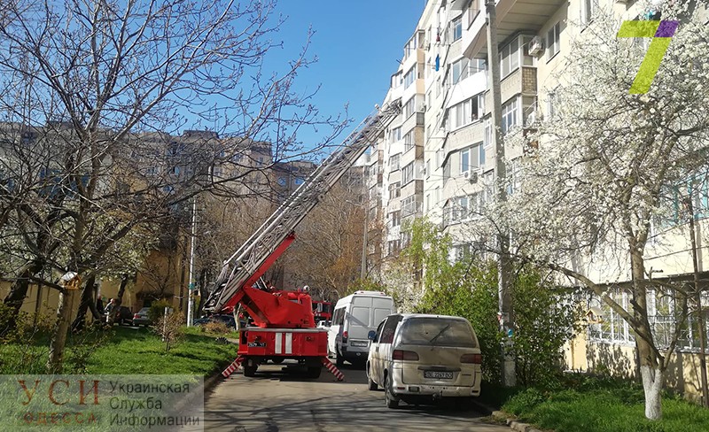 На поселке Котовского пожилая женщина выпала с 8 этажа и приземлилась на соседский балкон (фото) «фото»