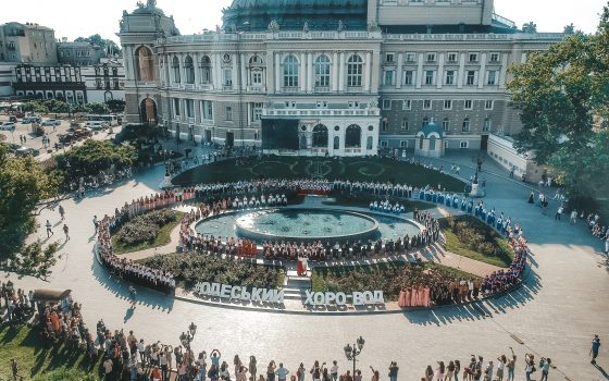 Улыбки, брызги фонтана и детский хор: полтысячи детей выстроились хороводом у Оперного театра (видео) «фото»