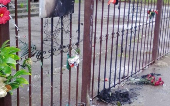 Трое парней подожгли самодельный мемориал на Куликовом поле (видео) usionline.com Трое парней подожгли самодельный мемориал на Куликовом поле (видео) «фото»