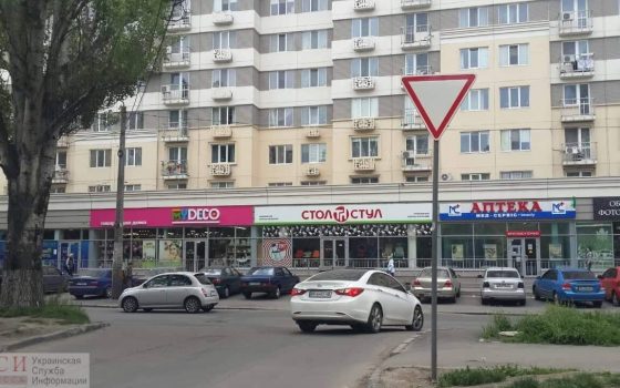 Коммунальщикам пришлось менять знак на Говорова после комической попытки рабочих прицепить к столбу другой «фото»
