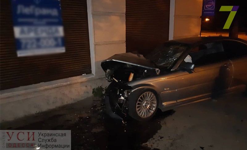 Ночью в Одессе водитель иномарки на большой скорости врезался в жилой дом (фото) «фото»
