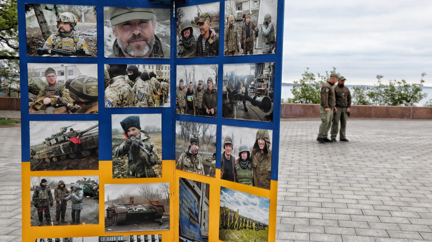 День памяти и примирения: возле памятника Неизвестному матросу открылась выставка о войне на Донбассе (фото) «фото»