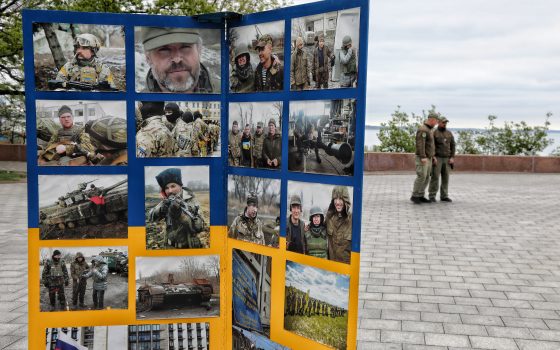 День памяти и примирения: возле памятника Неизвестному матросу открылась выставка о войне на Донбассе (фото) usionline.com День памяти и примирения: возле памятника Неизвестному матросу открылась выставка о войне на Донбассе (фото) «фото»