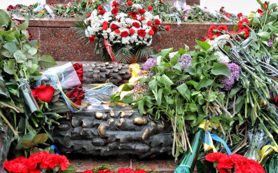 День памяти и примирения: в Одессе возложили цветы к памятнику Неизвестному матросу (фото) usionline.com День памяти и примирения: в Одессе возложили цветы к памятнику Неизвестному матросу (фото) «фото»