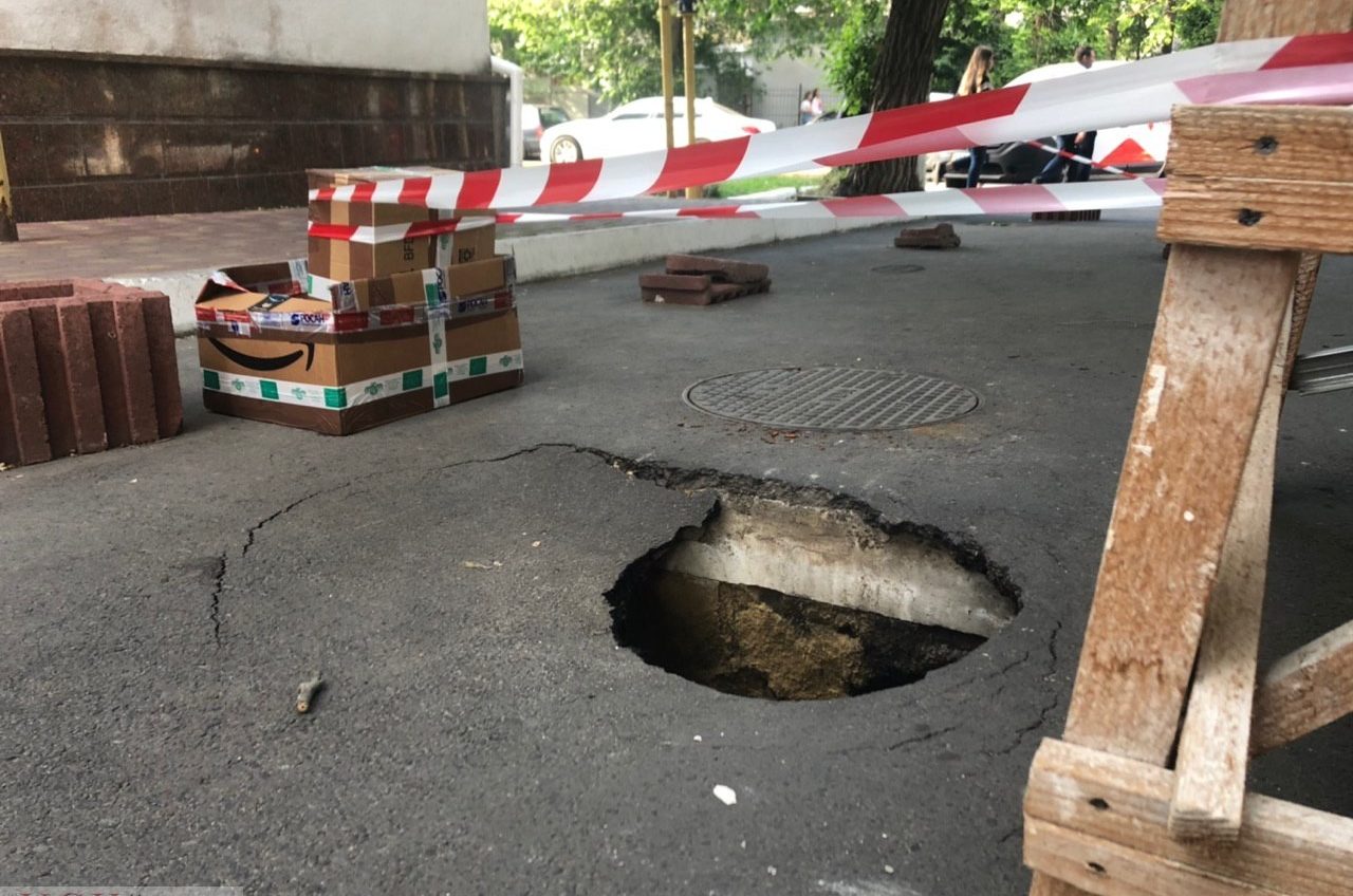 Осторожно, провал: возле общежития в Одессе образовалась глубокая яма (фото) «фото»