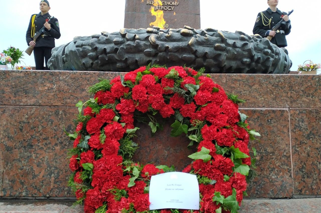 У памятника Неизвестному матросу в Одессе возложили венок от посла Великобритании (фото) «фото»