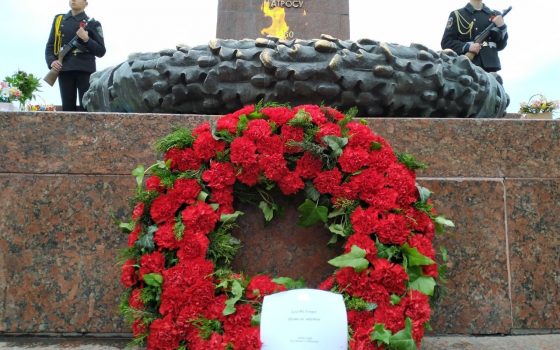 У памятника Неизвестному матросу в Одессе возложили венок от посла Великобритании (фото) usionline.com У памятника Неизвестному матросу в Одессе возложили венок от посла Великобритании (фото) «фото»