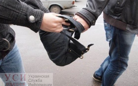 Ограбление на Овидиопольской дороге: у мужчины вырвали из рук пакет с 1,7 миллионами гривен usionline.com Ограбление на Овидиопольской дороге: у мужчины вырвали из рук пакет с 1,7 миллионами гривен «фото»