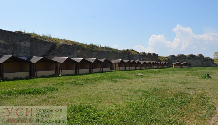 МАФы во дворе Аккерманской крепости привезли на хранение с ярмарки у Одесской обладминистрации «фото»