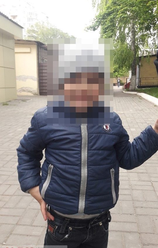 В Черноморске 4-летний мальчик сбежал из детского сада и гулял по рынку один «фото»