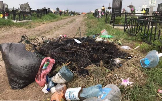 После Проводов на Западном кладбище в Одессе остались горы мусора (фото) usionline.com После Проводов на Западном кладбище в Одессе остались горы мусора (фото) «фото»