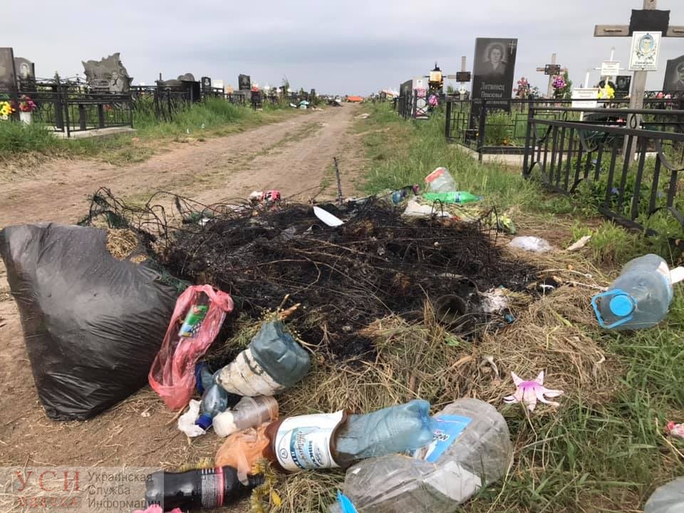 После Проводов на Западном кладбище в Одессе остались горы мусора (фото) «фото»