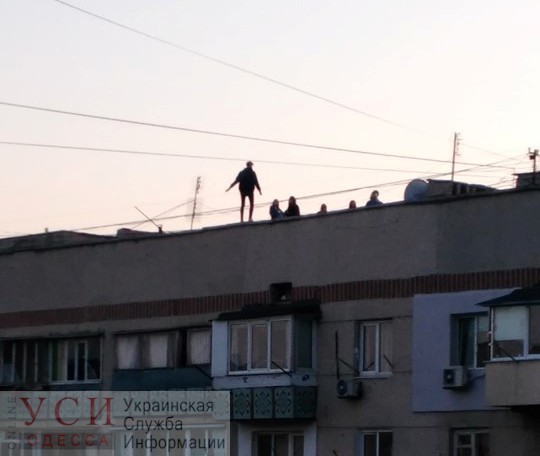 Опасные игры: подростки гуляли по карнизу крыши на Таирова «фото»