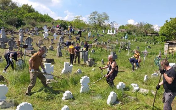 Активисты провели субботник на казацком кладбище под Шкодовой горой (фото) «фото»