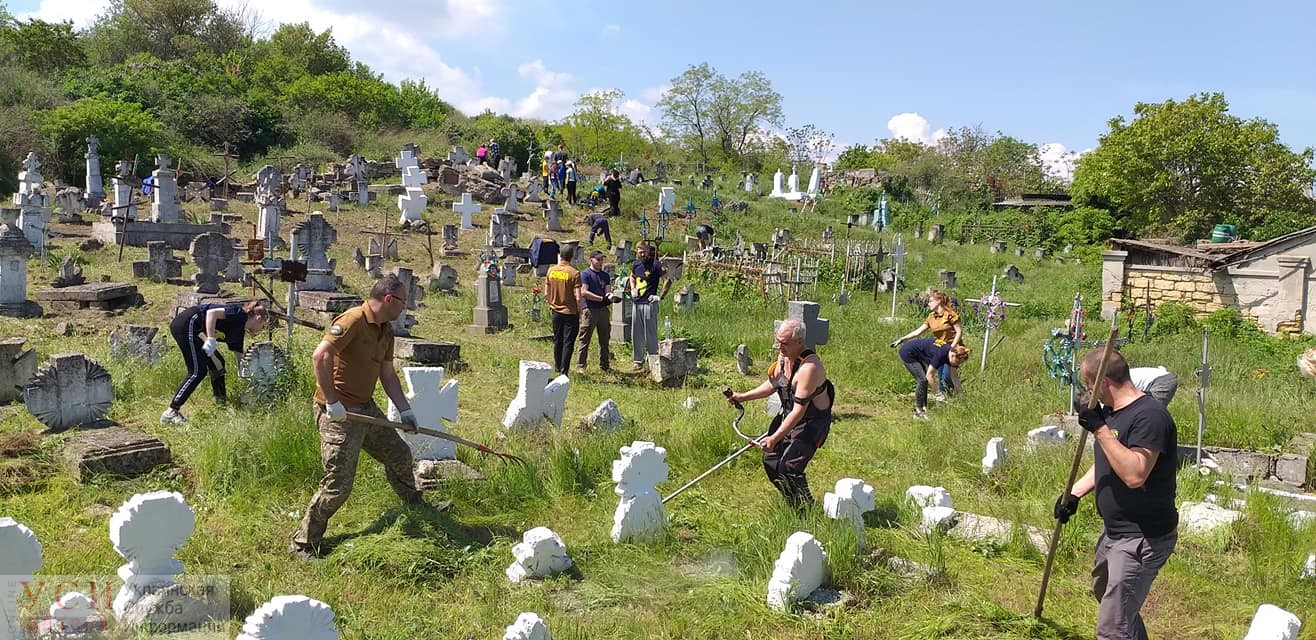 Активисты провели субботник на казацком кладбище под Шкодовой горой (фото) «фото»