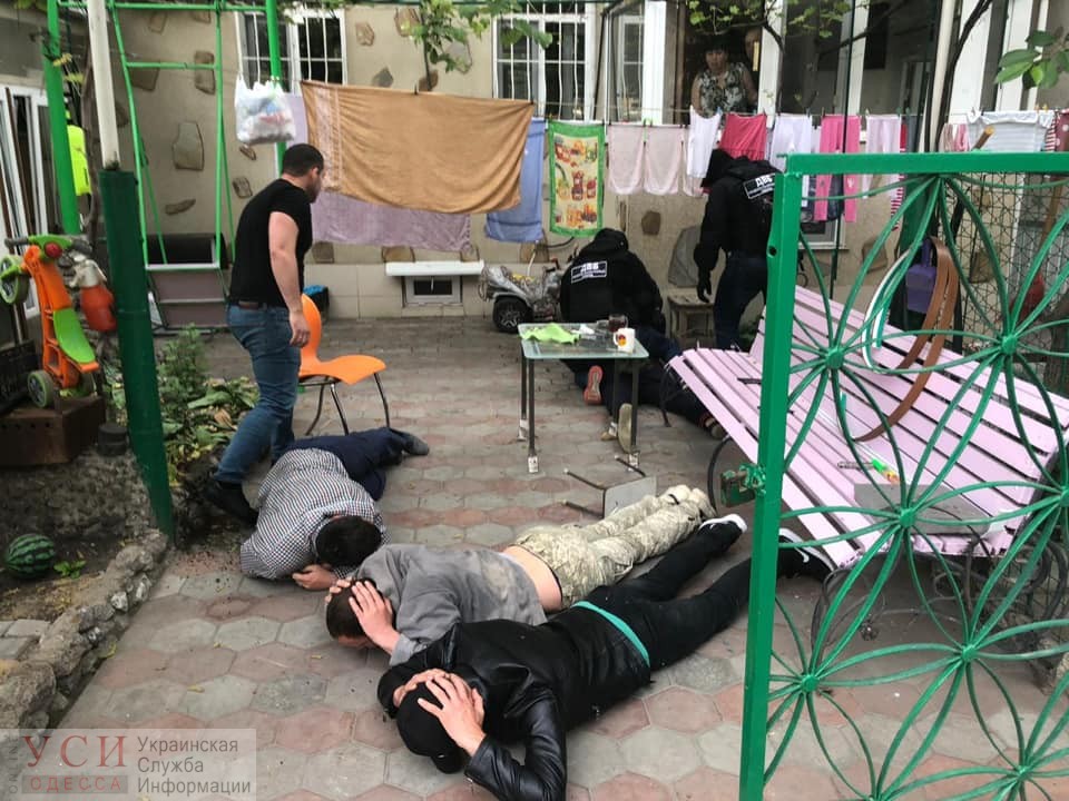 В Одессе силовики задержали вооруженных наркоторговцев и изъяли у них 1,5 миллиона гривен (фото) «фото»