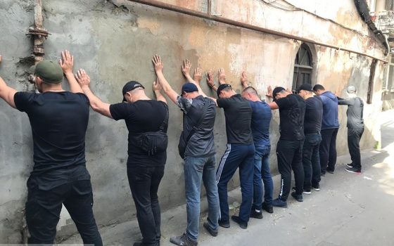 Бытовое рейдерство: группа “титушек” пыталась выгнать хозяев из квартиры (фото) «фото»