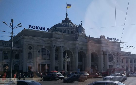 В Одессе “заминировали” жд вокзал и аэропорт: с территории эвакуированы пассажиры и персонал  (фото) «фото»